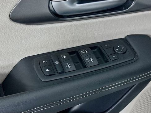 Used 2024 Chrysler Pacifica Touring-L image 22