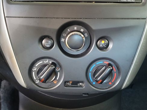 Certified 2016 Nissan Versa SV FWD image 12