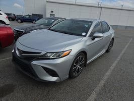 Used 2018 Toyota Camry SE FWD image 1
