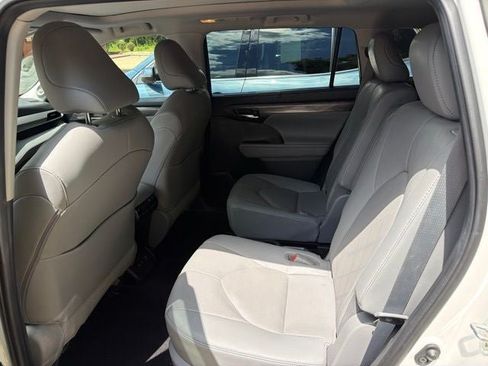 Used 2020 Toyota Highlander Platinum AWD/4WD image 18