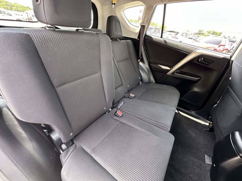 Used 2018 Toyota RAV4 LE AWD/4WD image 24