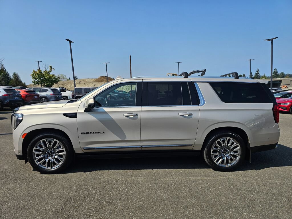 Used 2023 GMC Yukon XL Denali Ultimate AWD/4WD image 8