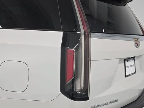 Used 2023 Cadillac Escalade ESV Luxury AWD/4WD image 28