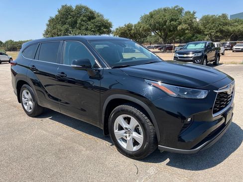 Used 2024 Toyota Highlander LE AWD/4WD image 3
