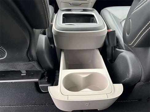 Used 2024 Chrysler Pacifica Touring-L image 15