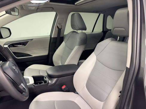 Used 2022 Toyota RAV4 XLE Premium image 5