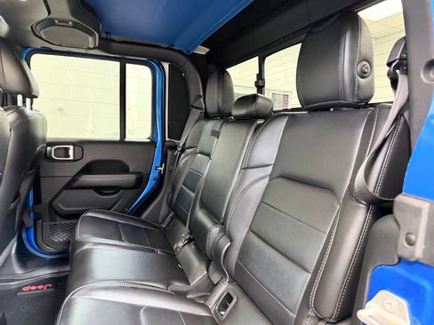 Used 2020 Jeep Gladiator Overland AWD/4WD image 19