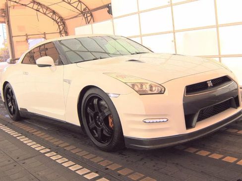 Used 2015 Nissan GT-R Premium image 12