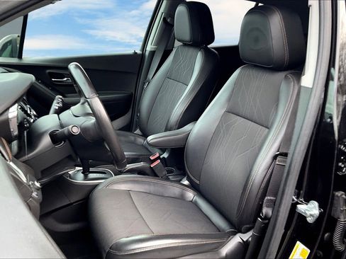 Used 2020 Chevrolet Trax LT w/ LT Convenience Package image 13