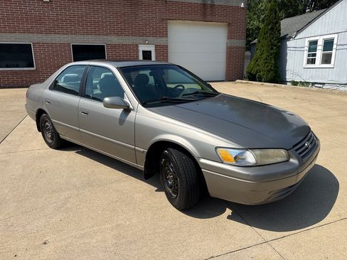 Used 1999 Toyota Camry LE FWD image 3