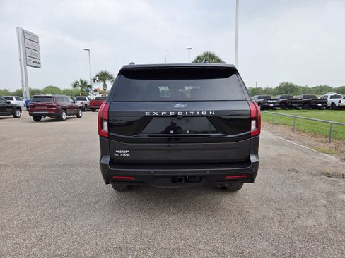 Used 2025 Ford Expedition Active AWD/4WD image 9
