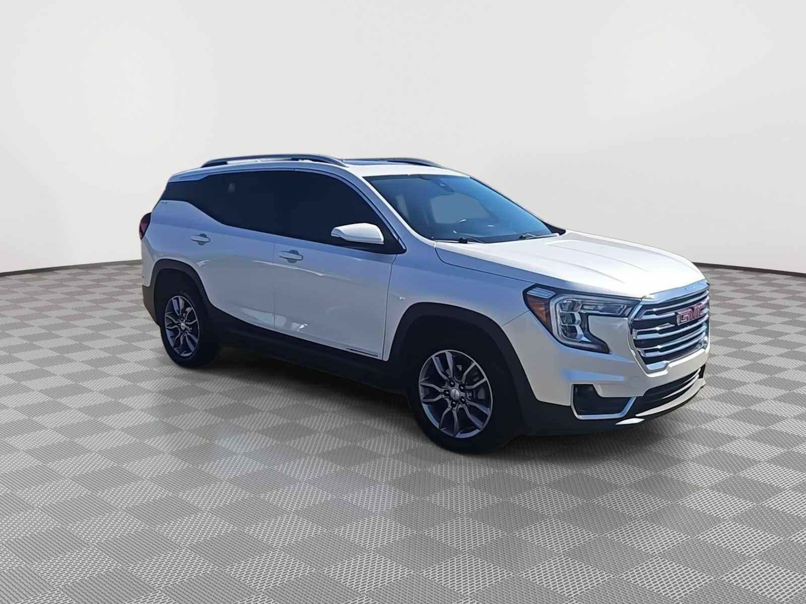 Used 2022 GMC Terrain SLT w/ Infotainment Package II FWD image 2