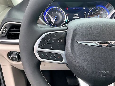 Used 2024 Chrysler Pacifica Touring-L image 11