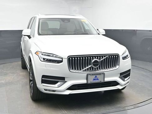 Used 2023 Volvo XC90 B5 Plus image 2