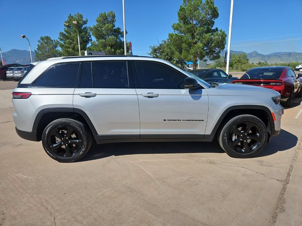 Used 2023 Jeep Grand Cherokee Altitude AWD/4WD image 4