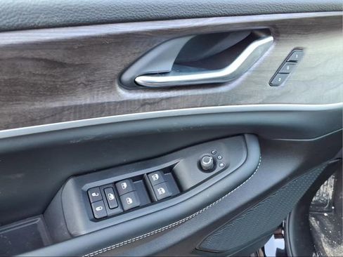 New 2025 Jeep Grand Cherokee L Limited w/ Luxury Tech Group II AWD/4WD image 15