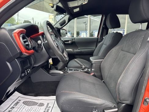 Used 2017 Toyota Tacoma TRD Sport w/ Tow Package AWD/4WD image 30