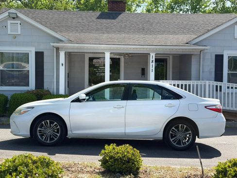 Used 2017 Toyota Camry SE FWD image 3