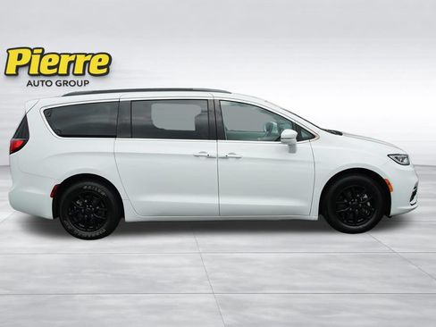Used 2022 Chrysler Pacifica Touring-L FWD image 3