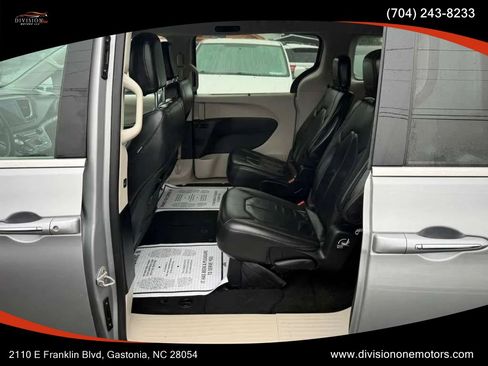 Used 2017 Chrysler Pacifica Touring-L FWD image 14
