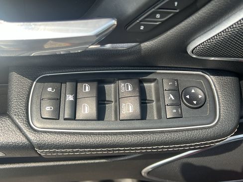 Used 2020 RAM 1500 Laramie AWD/4WD image 12