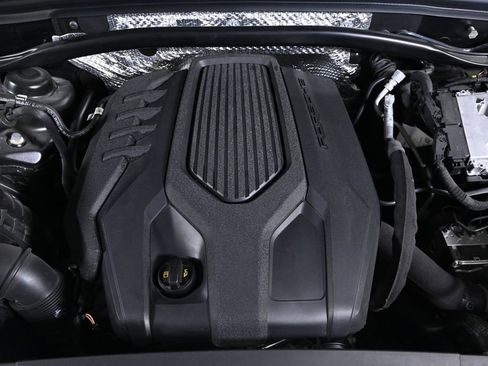 Used 2024 Porsche Macan AWD/4WD image 28