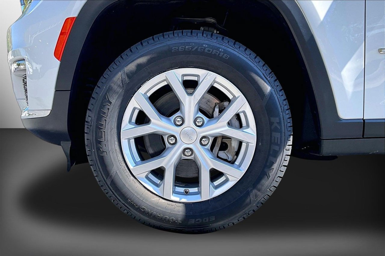 Used 2023 Jeep Grand Cherokee L Limited AWD/4WD image 34