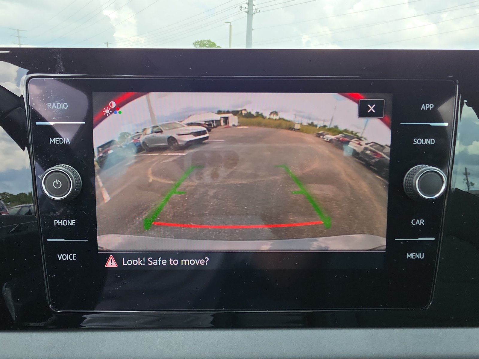 Used 2025 Volkswagen Jetta SE FWD image 19