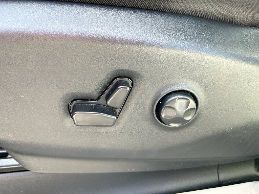 Used 2024 Chrysler Pacifica Touring-L FWD image 12