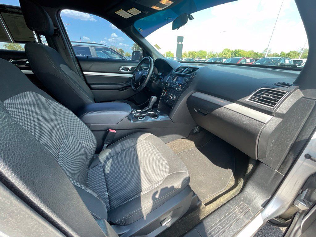 Used 2016 Ford Explorer XLT AWD/4WD image 24