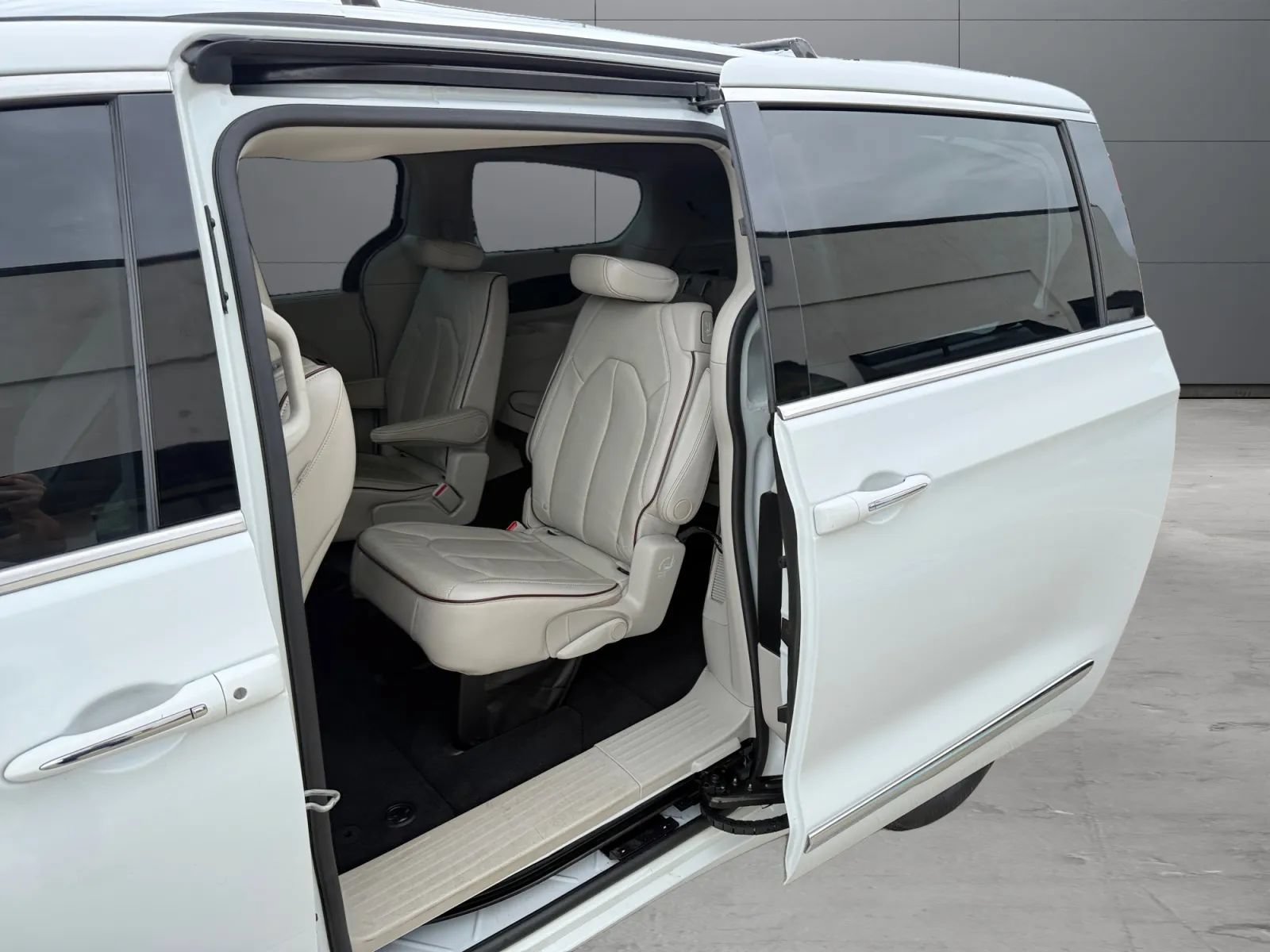 Used 2018 Chrysler Pacifica Limited FWD image 20