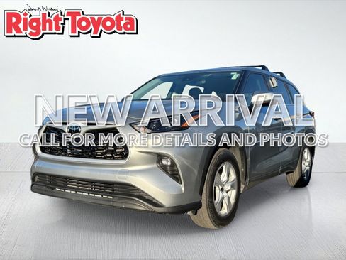 Used 2023 Toyota Highlander LE FWD image 1