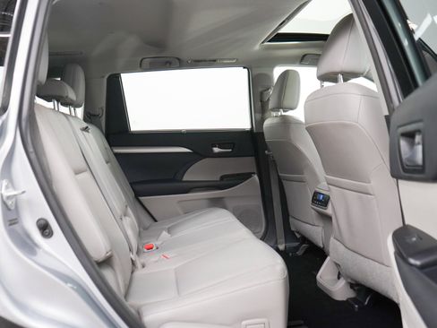 Used 2014 Toyota Highlander XLE AWD/4WD image 12
