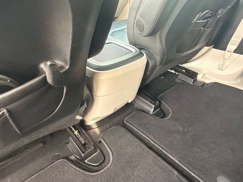 Used 2020 Chrysler Pacifica Touring-L Plus image 26