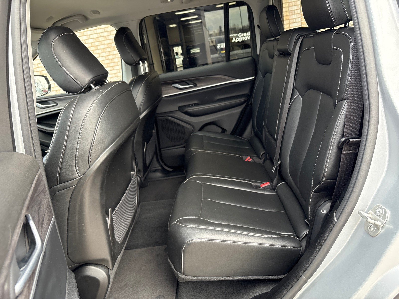 Used 2023 Jeep Grand Cherokee Limited AWD/4WD image 4