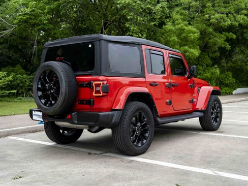 Used 2022 Jeep Wrangler Unlimited Sahara AWD/4WD image 9