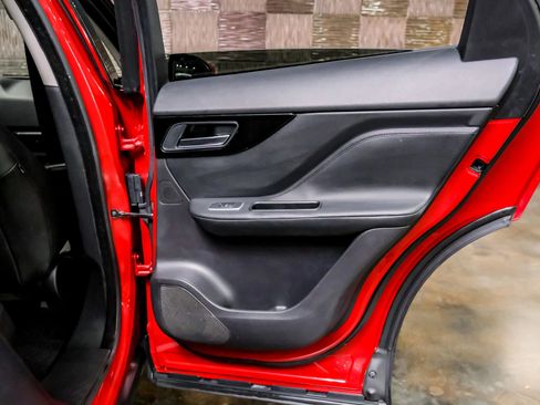 Used 2017 Jaguar F-PACE Premium image 39