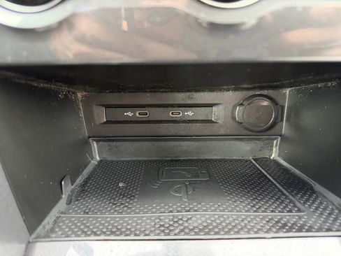 Used 2021 Volkswagen Tiguan SE image 23