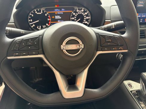 Used 2025 Nissan Altima 2.5 SV FWD image 23
