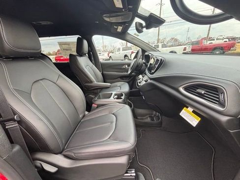 New 2026 Chrysler Pacifica Select image 7