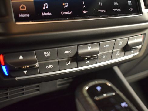 Certified 2022 Maserati Levante GT image 32