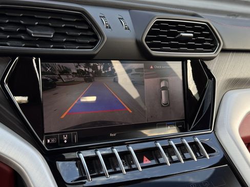 Used 2020 Lamborghini Urus image 23