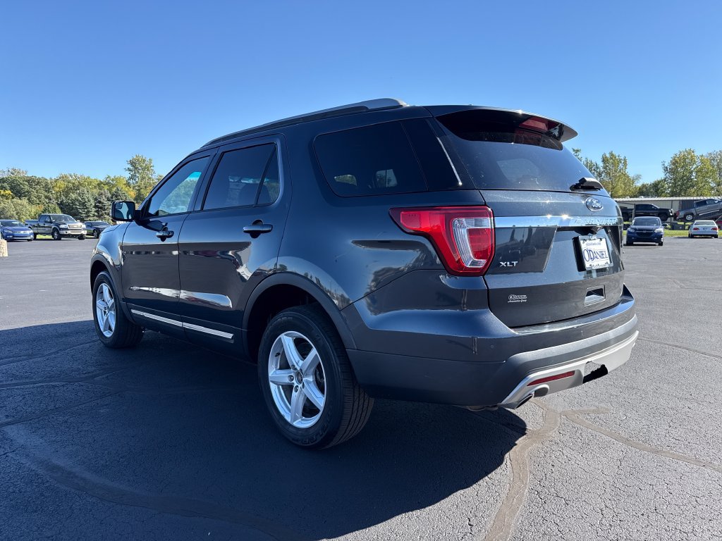 Used 2017 Ford Explorer XLT w/ Equipment Group 202A AWD/4WD image 2