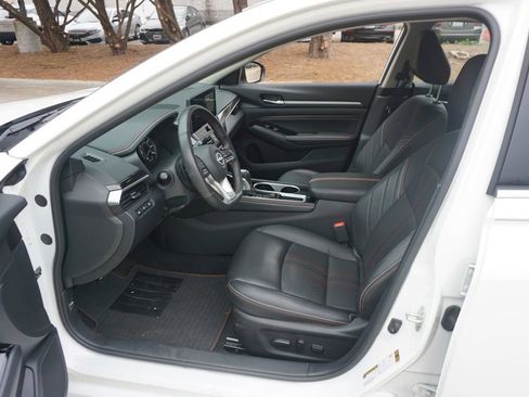 Used 2023 Nissan Altima 2.5 SR w/ SR Premium Package FWD image 2