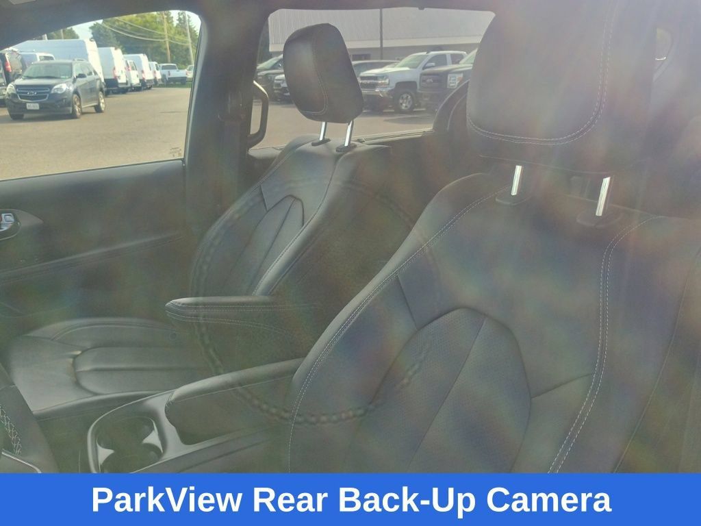 Used 2025 Chrysler Pacifica Select FWD image 13