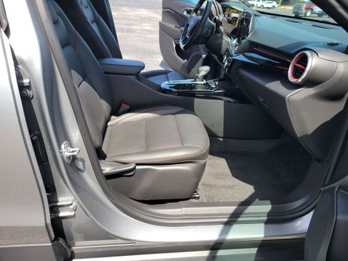 Used 2025 Chevrolet Trax RS w/ Sunroof Package FWD image 27