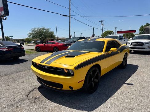 Used 2018 Dodge Challenger SXT image 1