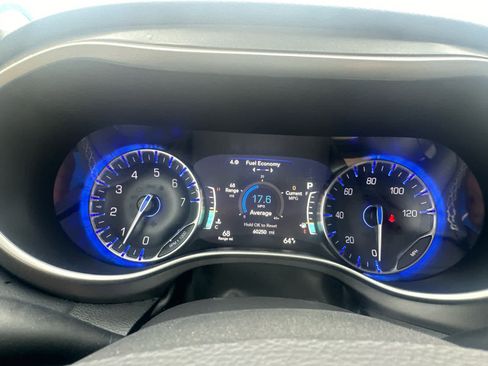 Used 2024 Chrysler Pacifica Touring-L image 38