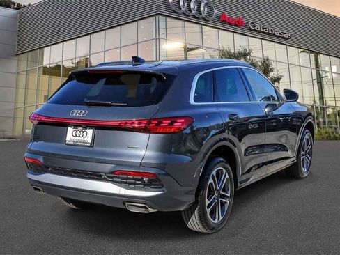 Used 2025 Audi Q5 Premium w/ Convenience Package image 4