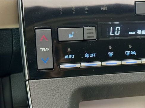 Used 2021 Toyota Avalon XLE w/ Moonroof Package FWD image 19
